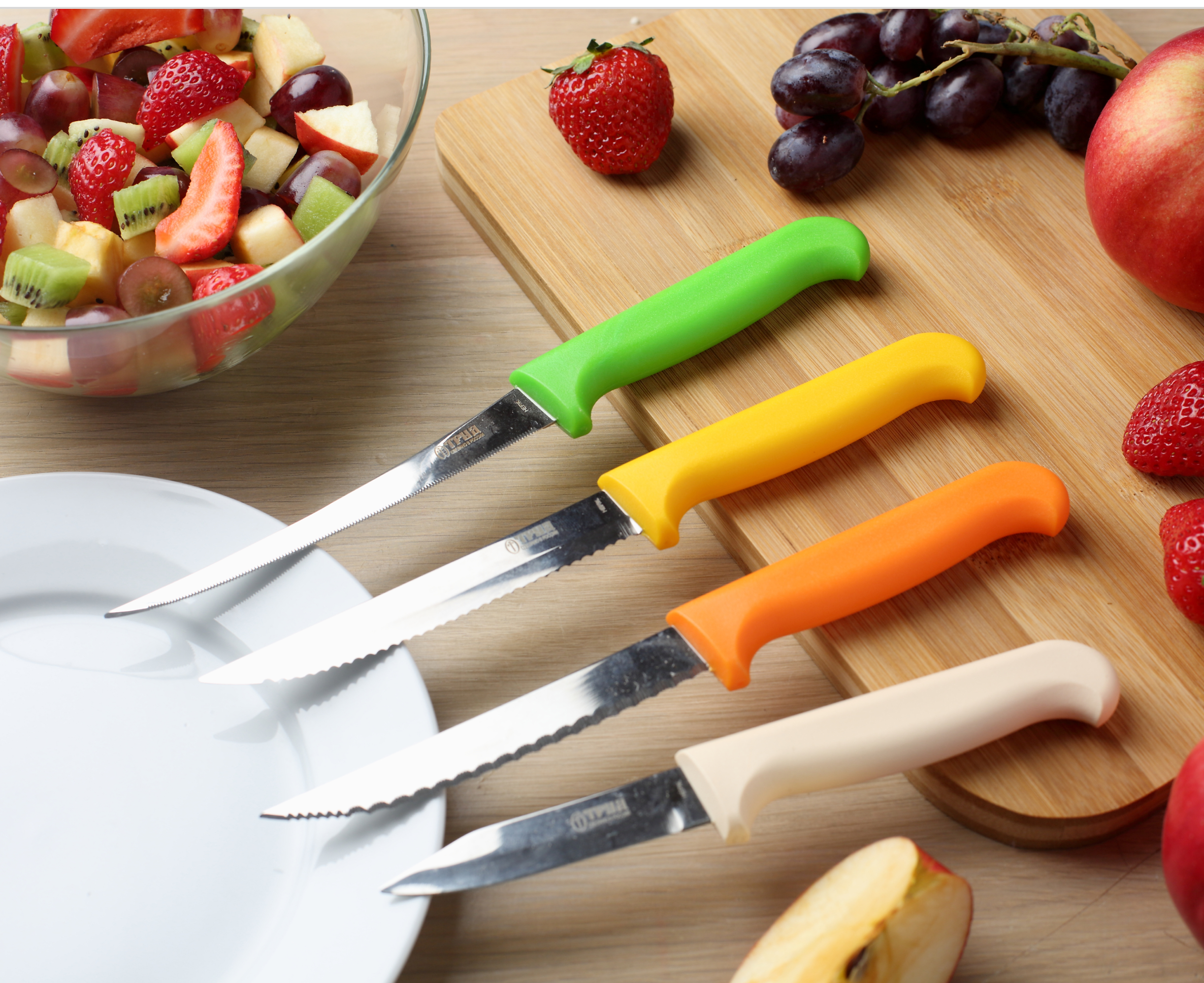 Ножи кухонные с  пластиковой ручкой  разных цветов